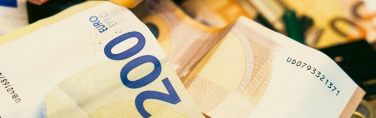 fondi previdenziali- banconote in euro che rappresentano fondi pensionistici, risparmi e contributi finanziari collegati ai sistemi previdenziali.