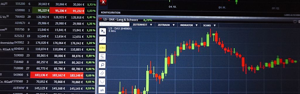 Handelssteuer – Börsenbildschirm mit Aktienkursen und Candlestick-Charts als Symbol für Handel, Investitionen und steuerliche Aspekte des Finanzmarktes.