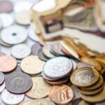 Banken in Thailand – Sparschwein und verschiedene Münzen als Symbol für Banken, Ersparnisse und Finanzdienstleistungen in Thailand.