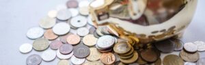 Banken in Thailand – Sparschwein und verschiedene Münzen als Symbol für Banken, Ersparnisse und Finanzdienstleistungen in Thailand.
