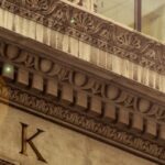 Façade d'une banque classique illustrant la réglementation bancaire en Thaïlande