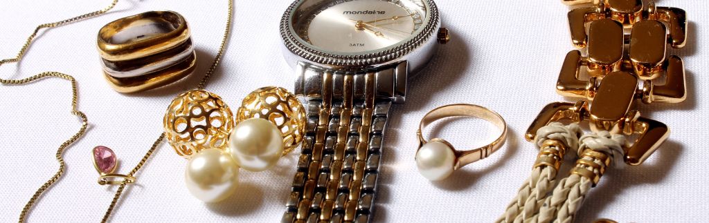 Schmuck in Thailand – elegante Schmuckstücke mit goldenen Ringen, Perlenohrringen und Armband als Symbol für thailändischen Schmuck und Luxusaccessoires.