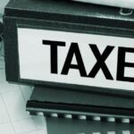 Classeur étiqueté Taxes sur un bureau illustrant les obligations liées à la taxe d'accise en Thaïlande