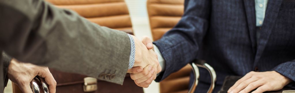 Deux hommes d'affaires se serrant la main — conseil juridique BOI vs Traité d'amitié pour investir en Thaïlande