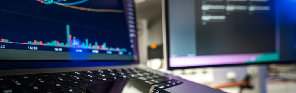 Цифровая экономика — ноутбук с финансовыми графиками и цифровыми данными, символизирующий развитие технологий, онлайн-бизнеса и цифровых рынков.